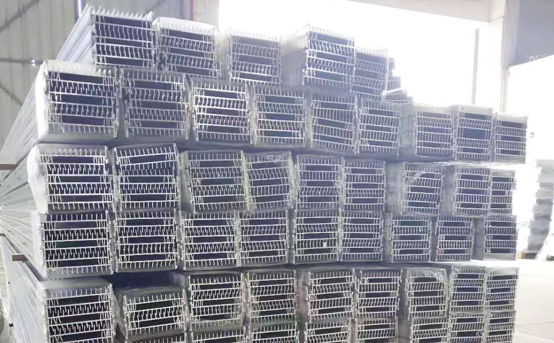 Ekstruzije aluminijskog hladnjaka u rezanju
